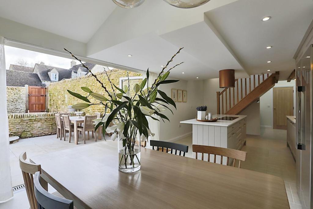 Luxury Cotswold With Hot Tub In On The Wold!