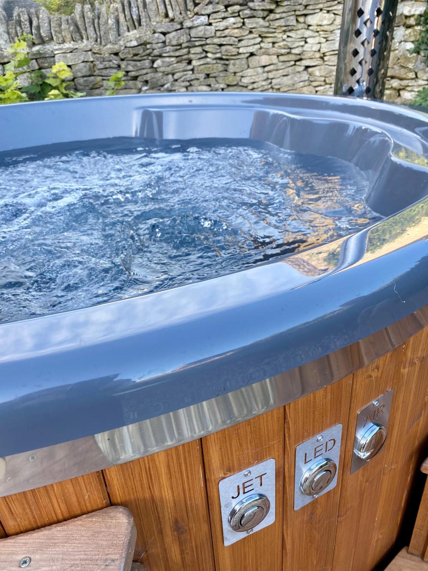 Luxury Cotswold With Hot Tub In On The Wold! Holiday home